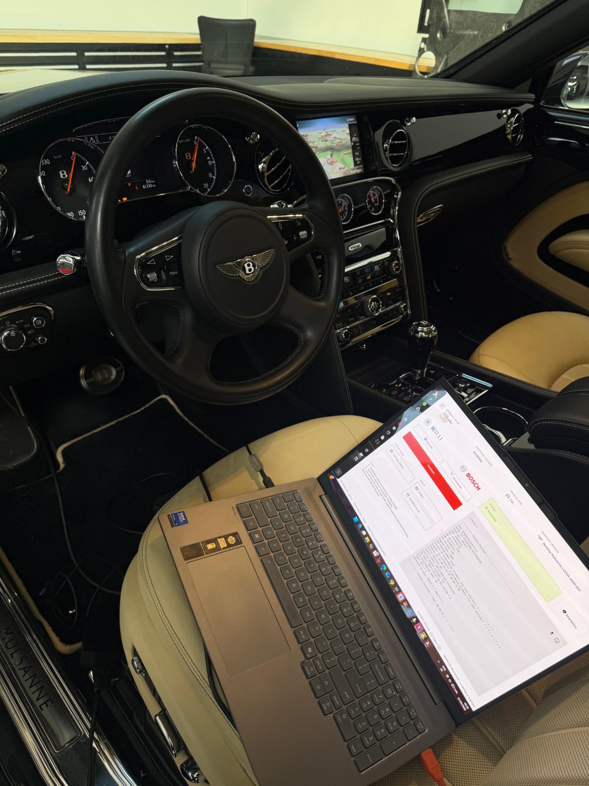 Bentley im Innenraum mit Laptop und Tuning-Software beim Auslesen