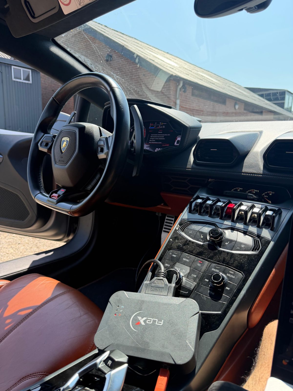 Lamborghini bei Tuning Service Bonn mit angeschlossener Diagnose- und Tuning-Hardware